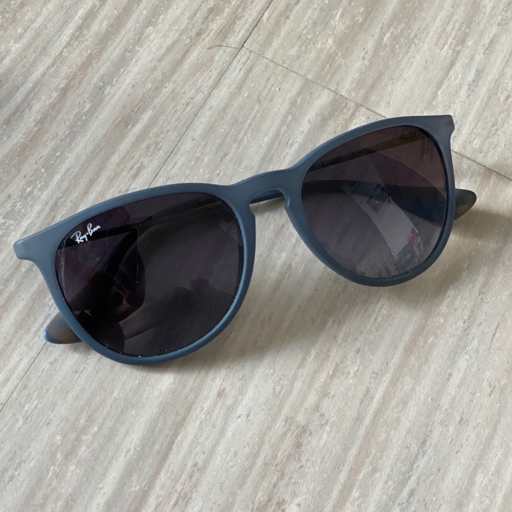SOLD ‼️Ray-Ban Sunglasses - Picture 2 of 3